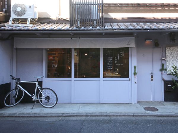 京町家をリノベーション。外からでも1階のギャラリー空間をのぞくことができ、明るく開放的