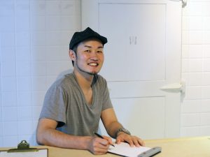 マガザンキョウトのオーナー兼編集長の岩崎達也さん。部類の野球好き