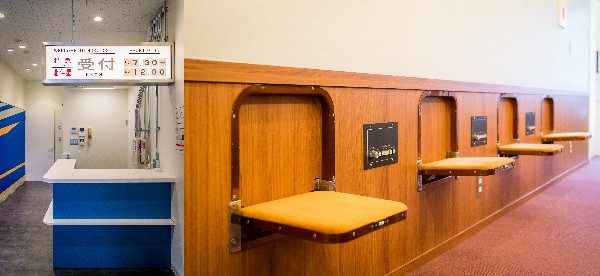 (左)ホステル受付の表示板が、鉄道旅行ならではの旅情を感じさせる。(右)ラウンジ通路には、北斗星で使われていた折り畳み椅子が