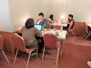 2階の共用ラウンジ。国内外から集まるツーリストの交流の場となっている。椅子とテーブルは、食堂車のレストラン『グランシャリオ』で使われていたもの。