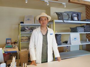 ▲プロデューサーの松延友記さん。『フレディレック・ウォッシュサロン トーキョー』には6つのサービスがあり、コインランドリーとカフェラウンジのほか、洗濯代行やクリーニングの取次ぎ、グッズ販売、ワークショップなども実施している。「カフェとクリーニングでは全く異なる知識や技術が必要だったので必死に勉強しました。特にクリーニングの取次ぎについては、衣類の素材の特性や適切な洗い方を熟知していないといけませんから、まちのクリーニング屋さんで修行させてもらいました(笑)」