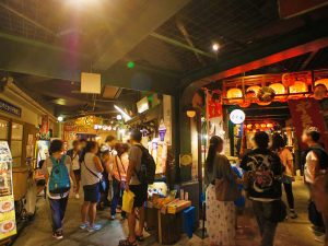 ▲海遊館には親子二世代・三世代で訪れる地元客が多く、来場客の約半分がリピーター。孫を連れてこの横丁を訪れ、当時を振り返りながら昔話をする祖父母も多く“口伝の場”としての役割も果たしている。ちなみに、来場客の2割は外国人観光客だそうだが、特に中国人観光客は意外にも、この昭和40代の街並みを歩いていると経済発展前の母国の風景を思い出すようで「懐かしい!」と感想を漏らす人が多いそうだ