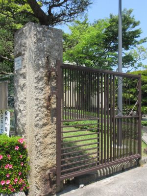 旧愛知県碧南国民学校の正門門柱は、現在、愛知県立碧南高校の正門門柱に(1929年造)