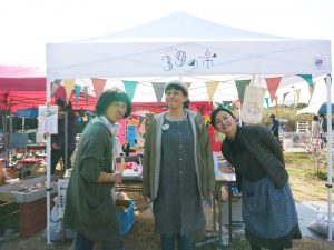 手づくりマルシェ『佐久島39の市』を運営する加藤さん(中央)、神谷さん(左)、中村さん(右)。名古屋市内で開催される愛知県最大級のマルシェ『東別院てづくり朝市』の主宰者が加藤さんの友人ということもあって、こだわりの手作り作品がならぶマルシェが実現。次回の開催は10月29日とのこと