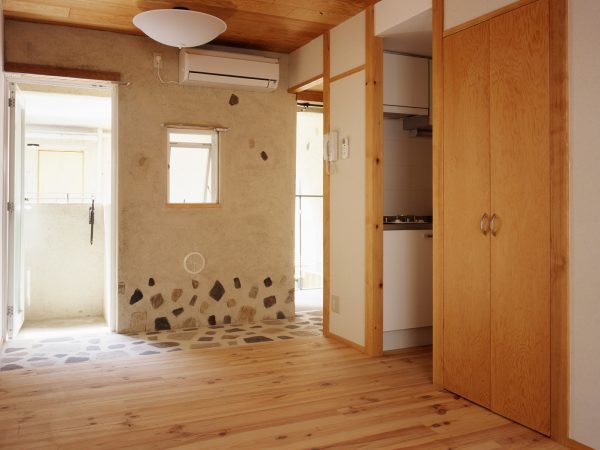 中庭に向けて開口部があり、玄関回りに土間のある物件。明るく、開放的で人の目も気にならない