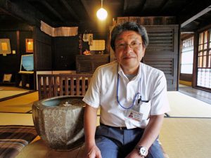 ▲紙問屋として隆盛を極めた『今井家住宅』の帳場には、今も帳机や帳箪笥、接客用の火鉢などが残されている。高木さんは学芸員暦23年。ここ美濃市には縄文~弥生時代の遺跡も多く、考古学調査を行いながら地域と関わりあってきた
