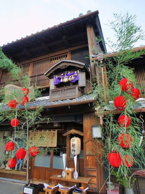 ▲美濃の『うだつの上がる町並み』の随所に見られる庇の上の祠。これは「屋根神様(やねがみさま)」とも呼ばれ、火伏せの神様として祀られているものだ。ちょうど取材時には、各建物の軒先に赤い提灯が掲げられ、屋根神様のお祭り『秋葉祭り』の準備が進められていた。江戸時代から続く組ごとのお祭りが今もしっかり継承されている