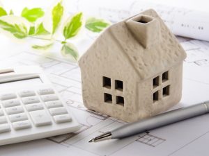 住宅購入時に生命保険を見直すと、保険料を節約できるケースがある