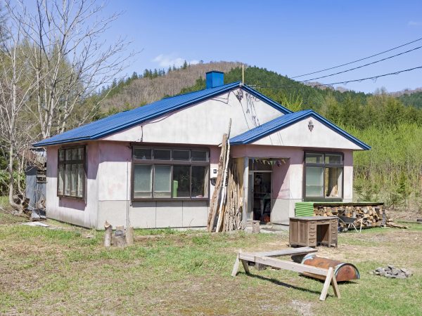 耐用年数は優に過ぎた建物だが、その自然豊かな立地や使われてきた背景にも価値を見いだした河野さん