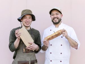 河野さんと「パンとケーキの店 やない」の矢内啓太さん。木工作家とパン屋のコラボレーション。