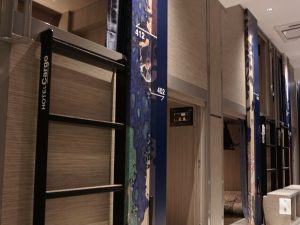 居室は二段になっており、上段と下段の入口は互い違いになっている