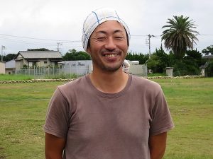 お話を伺った合同会社WOULD代表の多田朋和さん。「関東圏にありながらこれだけ自然が豊かな場所はそうないのではないでしょうか。シラハマ校舎の魅力の8割から9割はこの豊かな自然だと考えています。南房総も過疎が進んでいますが、ほかの地域と圧倒的に違うのは都心から近いこと。リゾート感がありながら生活感もある、かなりポテンシャルが高い場所だと思います。ぜひ南房総に遊びに来ていただきたいですし、シラハマ校舎がそのひとつのきっかけになれば嬉しいですね」