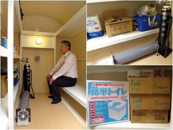 ソトチカの内部。写真はお話を伺った志賀さん。人が閉じこもった際に酸素が不足する場合があるので酸素ボンベを用意。また二酸化炭素の濃度が高まらないように二酸化炭素吸着剤を備え、筒の中に入れて乾電池式のファンで空気を流して二酸化炭素をより効率よく吸着させる。オプションで吸排気用のパイプを地上に出すことや、電気ケーブルを地中に埋めて電源を確保することもできる。設置後約6年が経つがカビなどは見られず嫌なニオイもなかった