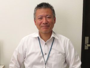 お話を伺った、株式会社アースシフト インフラ保全事業部の志賀明さん。「災害などから自分の身を守るのは自分です。シェルターの普及率が0.02%といわれ、シェルターの文化がないに等しい日本でも、『ソトチカ』のようなシェルターが必要だという認識を持っていただければと思います」