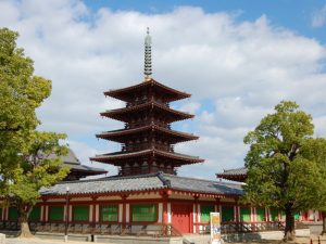聖徳太子が建立した、日本仏法最初の官寺といわれる四天王寺。大阪市を代表する古刹として多くの参詣者を集めている