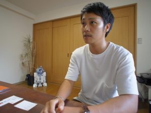 ▲井上さんと話していると、声のトーンが低く浅黒く焼けた肌が逞しく見えるため、以前女性だったということを忘れてしまうほど。「実は、見た目でトランスジェンダーだと気づかれるか?気づかれないか?の度合いのことを『パス度』と表現するのですが、トランスジェンダーの場合は『パス度』によって偏見を持たれてしまうことが多く、賃貸住宅の契約を断られてしまったり、仕事の面接で落とされてしまったり、採用されても職場の人間関係を上手く作ることができず、悩んでおられる方が多いですね」と井上さん