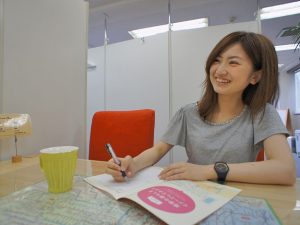 ▲「女性のお客様は“自分では買えない”と思いこんでいる方が多いのですが、健康に働き続けている方なら住まいを買うことは決して夢ではありません。不動産会社というとちょっと入りにくいイメージがあると思いますが、カウンセリングを受けに来るだけでもいいので、まずは住まいへの興味を持ってもらいたいですね」と船島さん