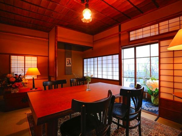 「工事を始めたら家がみるみる生き返ってくるのを感じました」と目を輝かせる中村さん。茶室は竹の建具や長押をそのまま生かし、建築当時の空気感を残している