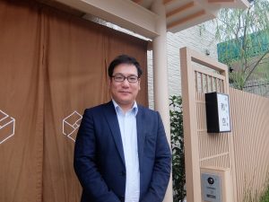 建物はRC造3階建。写真は『和空 下寺町』の企画・運営を手がける株式会社和空 代表取締役の田代忍さん