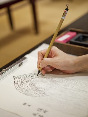 夕食後の写仏体験。自分自身と向き合う静謐の時間が流れる