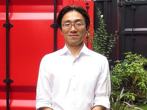 COFF 宿泊支配人の宇野智博さん。「COFFのようなホテルのほか、葛飾区に建てた1階を電動シャッター付きガレージ、2階をフリースペースのメゾネットタイプの賃貸ガレージにした『EERF』など、コンテナの様々な可能性を追求していきたいと思います。ぜひCOFFにもお越しください」