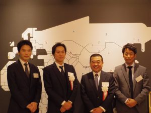 内覧会にて。左から、髙田郁氏(ソリューション事業部)・俊成誠司氏・山本卓也氏・野尻祐介氏(シェアハウス・ホテル立上げ担当)(撮影:山口)