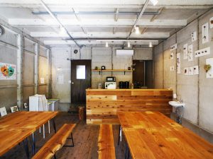 ▲『二宮団地』の商店街の空き店舗を使って、地域住民たちのコミュニケーションスペースとして使える『コミュナルダイニング』を開設。とてもお洒落なスペースに見えるが、地元の協力者の皆さんが、解体からデザイン、施工までのほとんどを手作業で行い、公社のメンバーも作業のお手伝いをしたそうだ。この『コミュナルダイニング』では、地元のママさんグループがハロウィンパーティを行ったり、移住者を中心とした地域住民や公社のメンバーが集まって二宮の今後についてゆるく語り合う『お食事会議』という宴席を定期開催している(利用料は1時間300円、夜間は一律1200円、休前日の夜から休日は3000円)