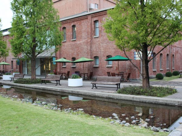 赤レンガ建築の前には水路が設けられている。ベンチに腰をかけ、眺めを楽しむ人が多い