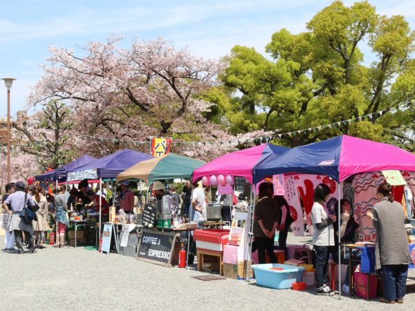 4月のおみやまるしぇでは、境内に地元飲食店30店舗が集まった