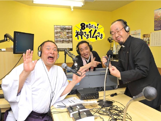 ラジオ番組「8時だヨ!神さま仏さま」の収録風景