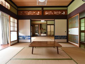 ▲『お試し賃貸住宅』の一例(北広島町)。農村が広がる広島県北部には豪農の立派な空き家も多く、伝統ある日本家屋での暮らしを体験することもできる。「空き家バンクの登録が進んでいるのは、都心部よりも過疎化が進んだエリア。“人が増えてほしい”という切実な問題を抱え、それをちゃんと“認識”している地域は、新しい居住者を受け入れてくれる傾向にあります」