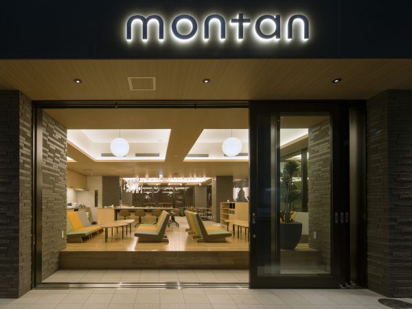 駐車場部分を増床し、広々とした共用部に改装した。縁側部分から外に漏れる光は、通りを明るく照らす(写真:インテリックス)