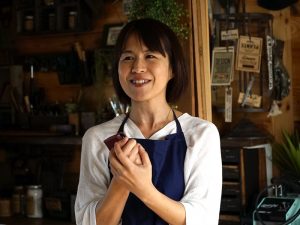 愛知県在住のchikoさん。自宅のウッドデッキを作り上げたり縁側のある和室を洋室にリノベしたりと大胆なDIYから、100均アイテムを使ったお手軽DIYまで幅広い創作活動を続ける人気クリエーター。著書に「let's diy! カフェみたいなお家を作ろう」も