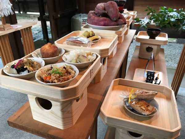 尼芋奉納祭では、尼いもを使ったサーターアンダギーや芋ごはんなどの御供え物が並ぶ