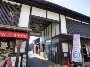 ▲西条酒蔵通りでは、毎年寒仕込みが行われる2月頃までが酒蔵めぐりのハイシーズンとなる。通りの中ほどにあるここ『観光案内所』は、路地をまたいでふたつの建物がつながる珍しい『くぐり門』が目印。そぞろ歩きマップが配布され、地元のボランティアガイドが見どころ解説をおこなっている
