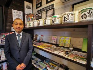 ▲東広島市教育委員会 生涯学習部文化課の吉野健志さん。「旧・西条町の酒蔵は、山陽鶴・白牡丹・西条鶴・賀茂鶴・亀齢・福美人・賀茂泉の7つ。ここに旧・黒瀬町の金光(桜吹雪)を入れた8社が西条酒造協会に所属しています。太平洋戦争前までは、こうした酒蔵の街並みが日本各地にあったようですが、戦時中の食料統制により米が手に入らず廃業をした酒蔵も多かったので、当時の風景が残っているのはここ西条だけ。無事に残った理由は、それぞれの蔵の努力によるところが大きいと思います」