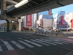 現在の三軒茶屋交差点。手前が国道246号線、右に進むと世田谷通り。この分岐点に三軒の茶屋があった