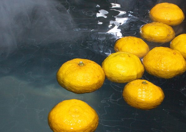 「ゆず」は「融通」に通じるため、縁起担ぎのため冬至の日にゆず湯に入る慣習が生まれたらしい