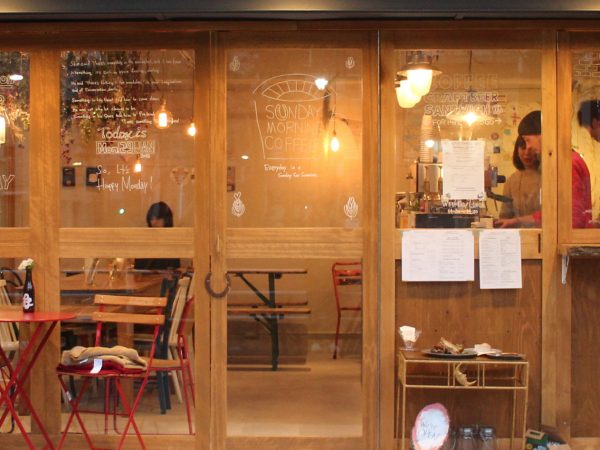 1階のカフェは地域に開かれた場になる。