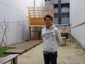オモケンパークオーナーの面木健さん。OMOKIビルを引継いでからは、サラリーマンと大家業のパラレルワーカーだ。趣味はアウトドアとまちづくり。街で唯一の「ライフスタイルリサーチャー」でもある(写真:山口)