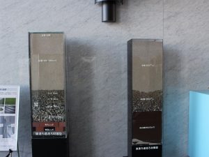 緩速ろ過方式(左)と急速ろ過方式(右)の模型。浄水場のロビーに展示してある