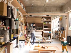 写真家とイラストレーターの夫婦は子どもとここに住む。Photo : Keita Otsuka