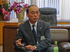 ▲「これまでの宅建士の仕事は、お客さんを紹介します、仲介手数料をいただきます、で終わっていましたが、今後はその先のスキルが求められます。次のアイデアをどうしたら良いか?という提案ができる不動産会社が一社でも増えるように、宅建協会としてもサポートしていきたいですね」と内山会長