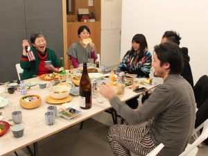 5階のコモンスペース。近所の老舗酒店の今田さん(左)はこういう場所が出来て大満足。