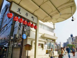 ▲京の五花街の中で最も繁華街に近いことから、地元の人たちの間で“観光地化”が懸念されている先斗町。新しい客を呼び込みやすい便利な立地が強みとなる反面「昔ながらの花街の情緒をいかに守っていくか?」が課題だ