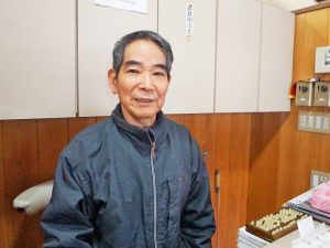 ▲船岡温泉三代目の大野義男さんは今も番台に立つ。84歳と思えぬ若々しさは温泉効果だろうか?「祖父、父、わたし…の間にうちの母も特殊温泉の免許を受けて仕事をしていましたから、地元の方からは“四代目”と呼ばれることもありますが、一応私が“三代目”です(笑)」と大野さん。もともと市役所に勤務していたが、祖父の遺志を受けて温泉を継ぐために昭和33年に離職したそうだ