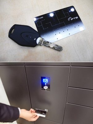 ロッカーに荷物が預け入れられているときは、ic受信機に操作キーをかざすとロッカーのランプが点滅してお知らせしてくれる