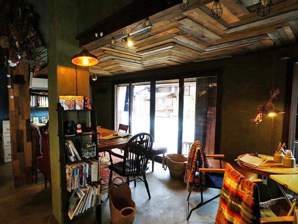 ▲『リカド』では、竹田の水資源の豊かさを活用して湧き水の超硬水でパスタを茹でるなど、地元の水を料理に合わせて使い分けている。バーカウンターのイスは、小林さんの地元の同級生である鉄鋼職人が制作したもの。店内のあちこちに“地元のチカラ・仲間たちのチカラ”が活かされている。「いまは『リカド』の仕事と、今までやって来た『イミルバ』の取り組みを振り返りながらブラッシュアップしていく時期です。また4年ぐらい経ったらいろいろやりたいですね」と小林さん。長年の夢を叶え『リカド』では2ヶ月に1度のペースでライブを開催。仲間からのクチコミで評判を聞きつけたファンが全国から訪れている