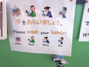 学校の廊下には日英併記した掲示がある