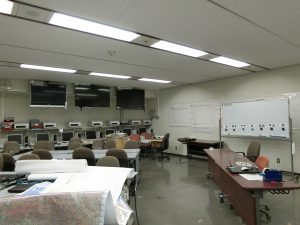 災害時に福岡市の対策本部となる市庁舎内のスペース。各区とやり取りするコンピュータやテレビ画面などが並んでいる